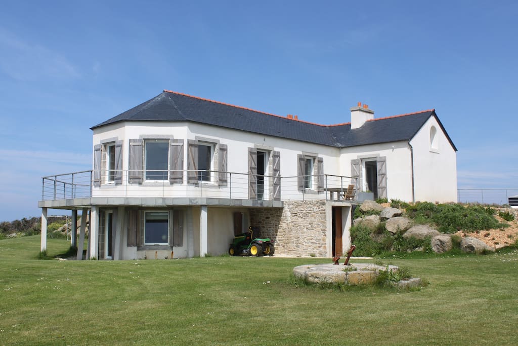Le Sémaphore, vue sur la terrasse Sud-Est, la chambre en rez de jardin et la pièce principale à l'étage