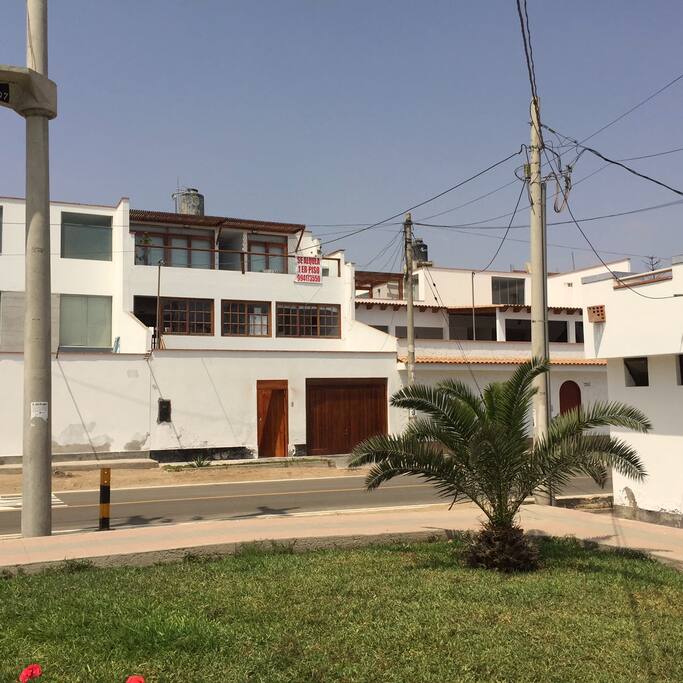 El parque frente a la casa