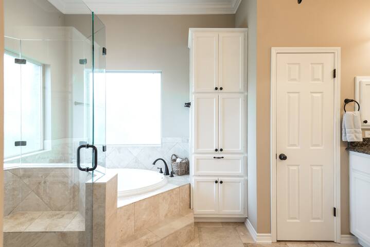 Enjoy the Scenery from Palatial Estate House gallery image 4