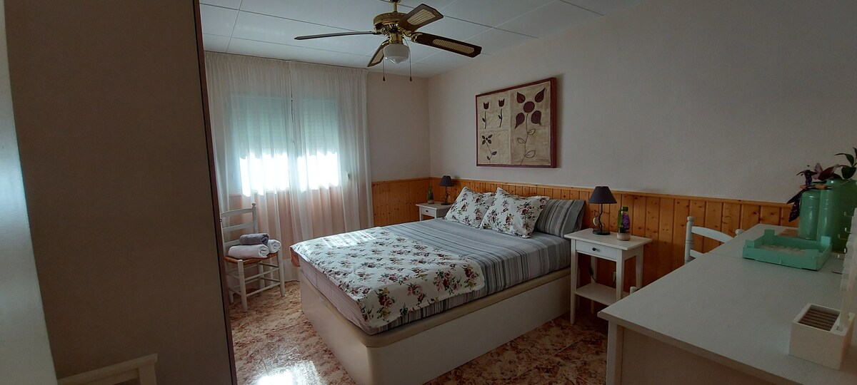 ห้องนอนใหญ่พร้อมเตียงขนาด 1.50 x 1.90