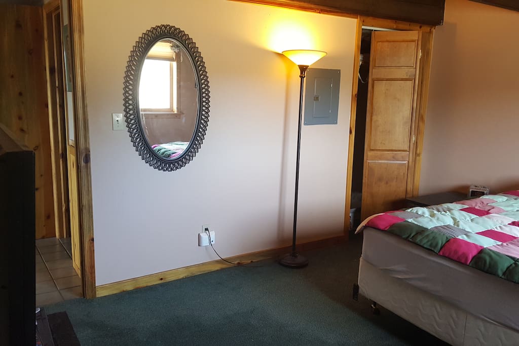 closet
lamp
TV
spacious