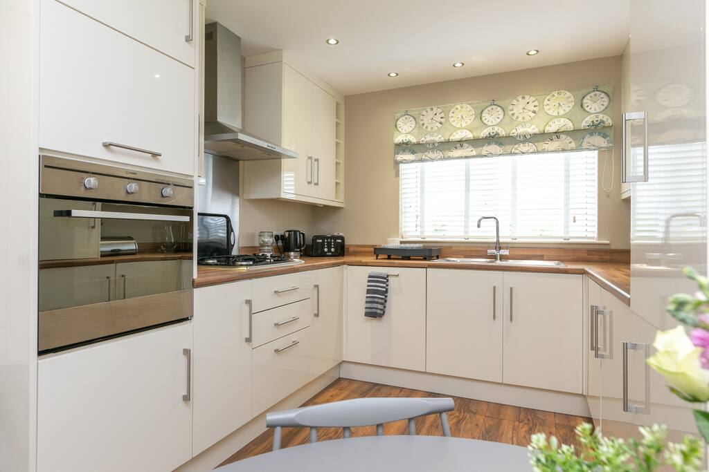 Cook it. Eating it. Kitchen with dining area/workspace