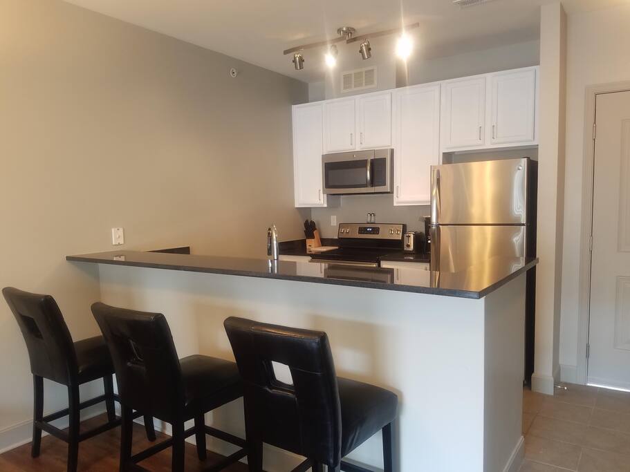 Modern Kitchen w/Breakfast Bar