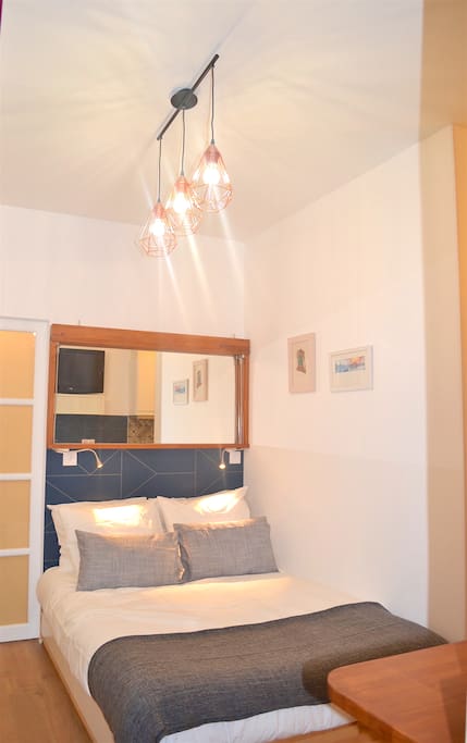 1 Vrai Lit pour 2 personnes / 1 True Bed for 2 people. Charming Studio Paris 16e Arc de Triomphe, Trocadero