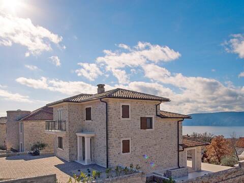 Villa LURDA with sea view and heated pool