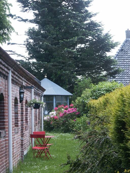 Entree met doorkijk naar het tuinhuisje.