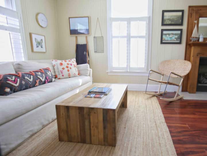A/C + Location! Steps from lighthouse/downtown!!