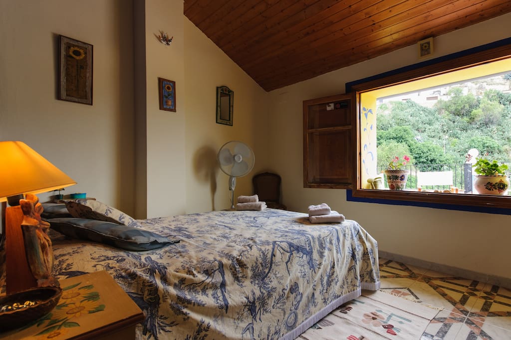 Sunflower double room with views of the valley.