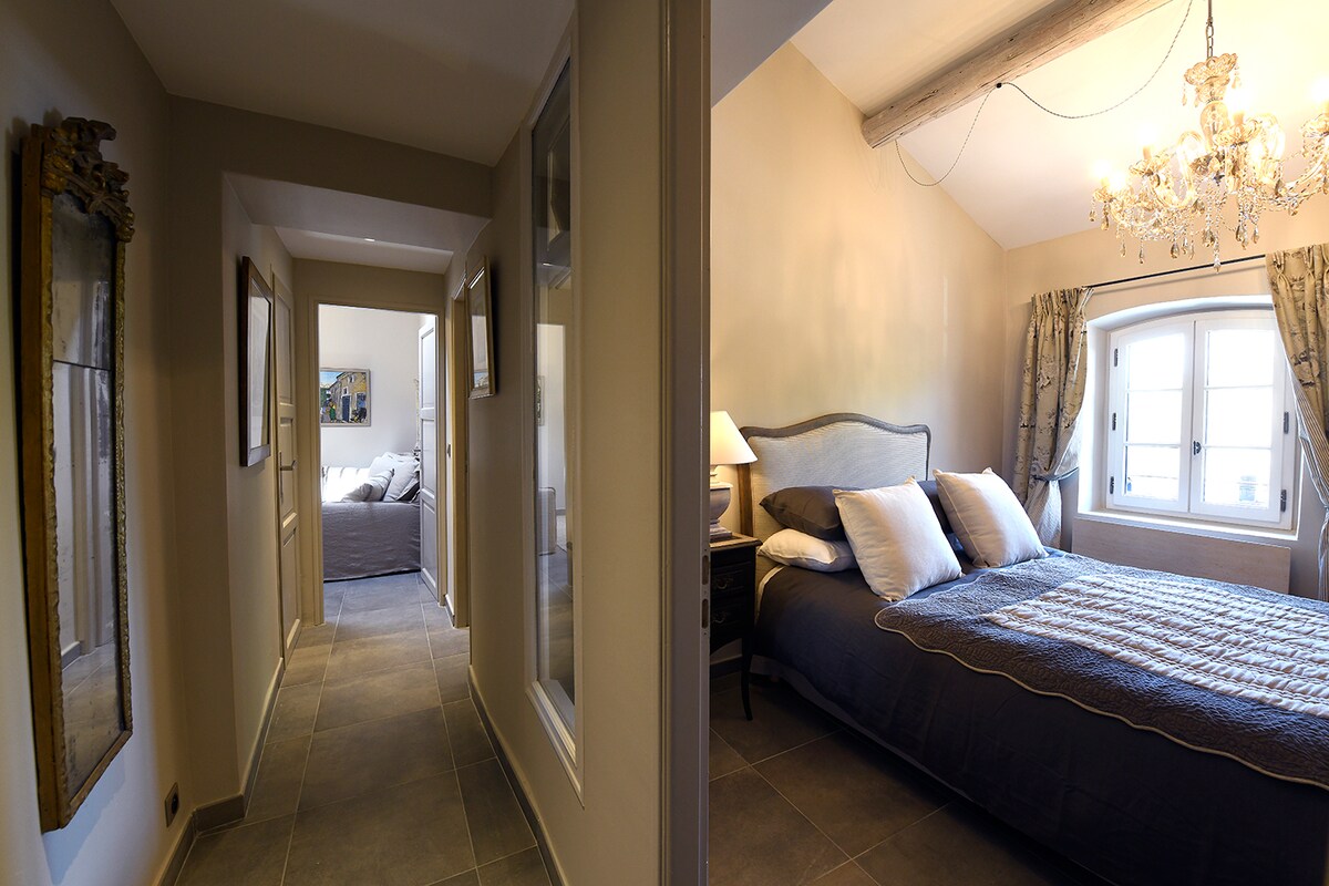 Obe kúpeľne/sprchy sú oproti každej spálni s manželskou posteľou. 