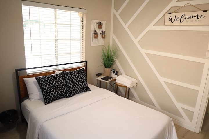 Modern Cozy Private Room/Bath & Private Entrance