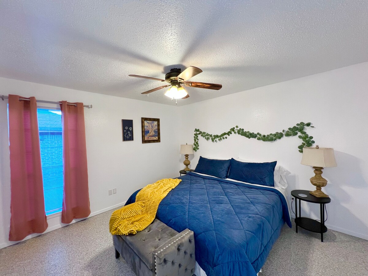 ผ่อนคลายในเตียงคิงไซส์นี้ 