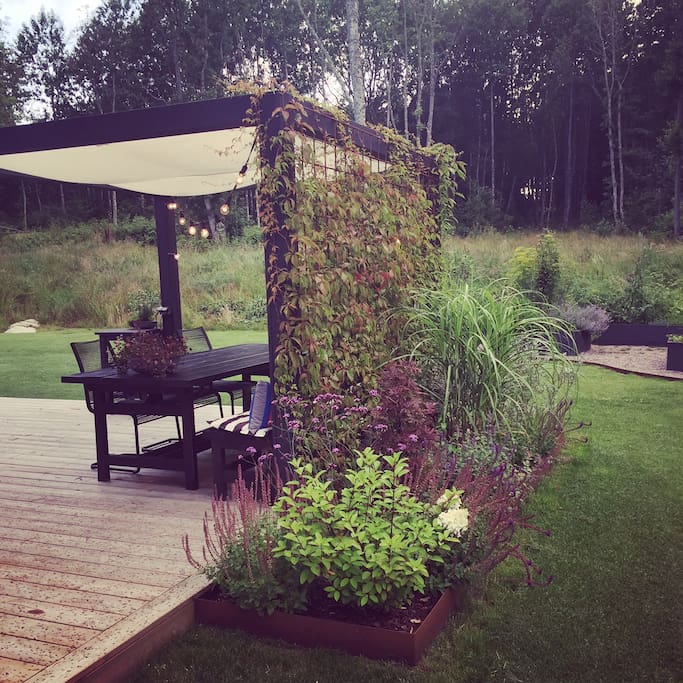 Stor altan på 100 kom med pergola och solat i söderläge. Utgång från köket och vardagsrummet.