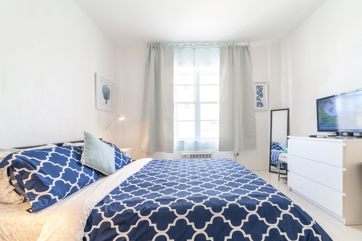 Moderna spavaća soba s elegantnim, minimalističkim dizajnom i prozorima od poda do stropa.