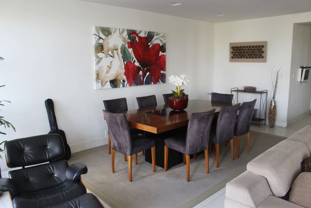 The dinning table sits 8. To the left, the Eames Lounge Chair and Ottoman. A mesa de jantar recebe 8 convidados. À esquerda, uma poltrona do premiado designer Ray Eames.