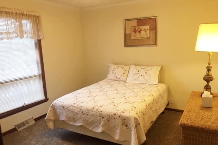 Segundo dormitorio con cama tamaño queen en el nivel principal