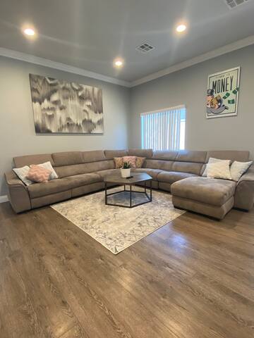 WOW! Stunning 3 Bedroom Modern Home In Lake Balboa gallery image 3