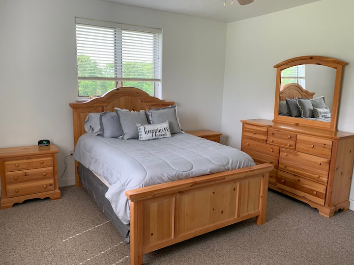Queen size bedroom 2