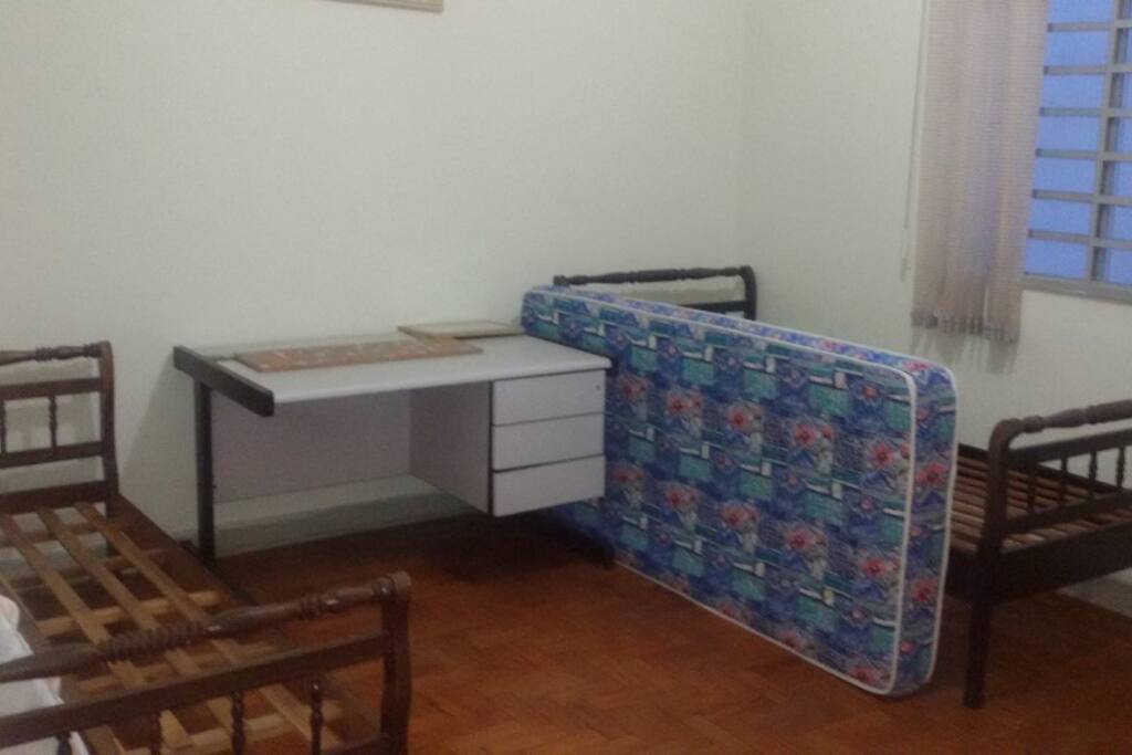 2 camas de solteiro, mesa de escritorio