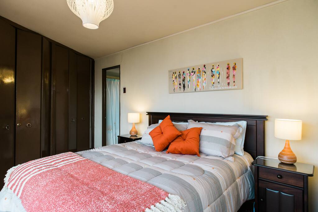 Dormitorio amplio con grandes clóset