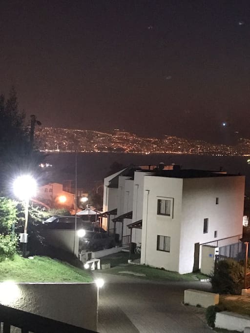 Vista desde la terraza al anochecer.