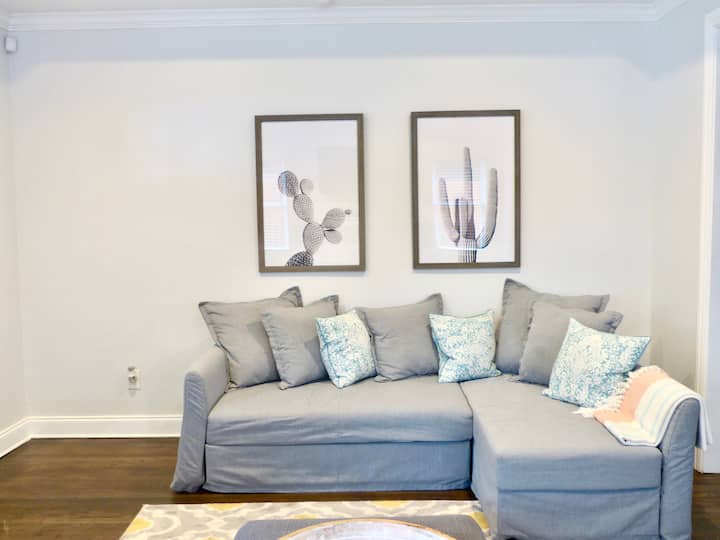 Udoban dnevni boravak s dovoljno prirodnog svjetla