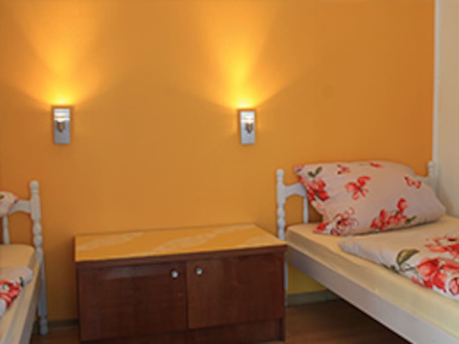 Schlafzimmer 1 mit zwei Einzelbetten