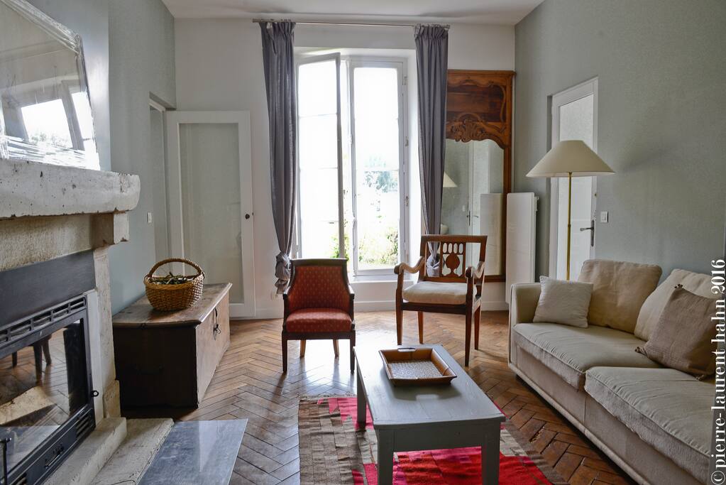 Le salon avec sa cheminée