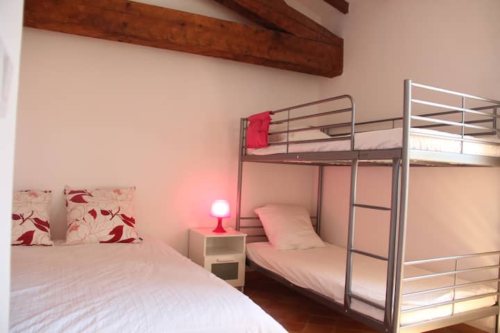 Chambre 2 étage (2 lits jumeaux joignables et 2 lits superposés)