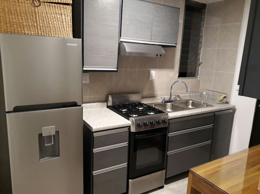 cocina con menaje y electrodomésticos básicos