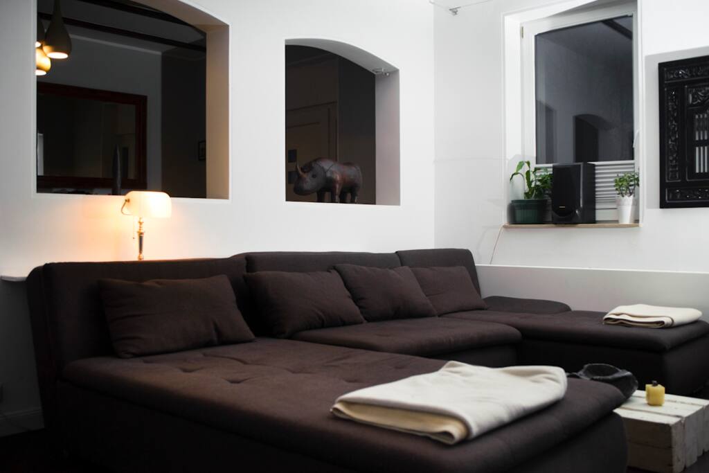 großzügige Couchlandschaft im Wohnzimmer
