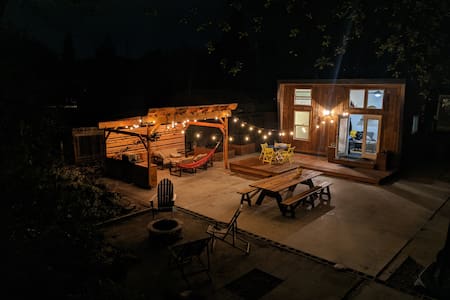 Tiny House Oasis-Bikes-Fire Pit-BBQ-MovieProjector