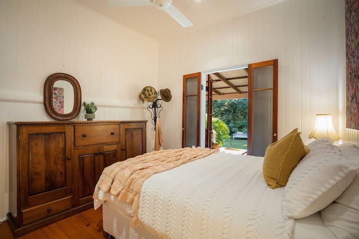 The gorgeous second bedroom has a queen-sized bed topped with luxury linens for a good night’s sleep. There is drawer space for your belongings.