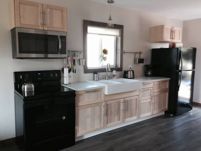 MODERN STUDIO APT - WALKING DISTANCE TO TOWN