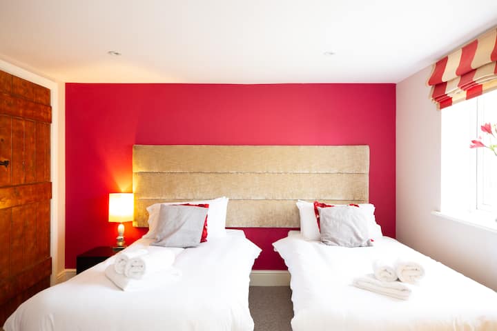 Prva spavaća soba nalazi se u prizemlju i može se sastojati od sobe s velikim bračnim krevetom ili s 2 odvojena kreveta. Ukrašena viseća ograda za odjeću, komplet ladica, ormarići pored kreveta i TV.  S vlastitom tuš-kabinom, umivaonikom i WC-om. 