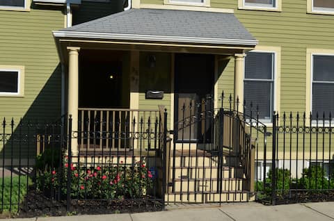 Sunny & Cozy 2 BR Apt in Boston. 15 min to DWTN