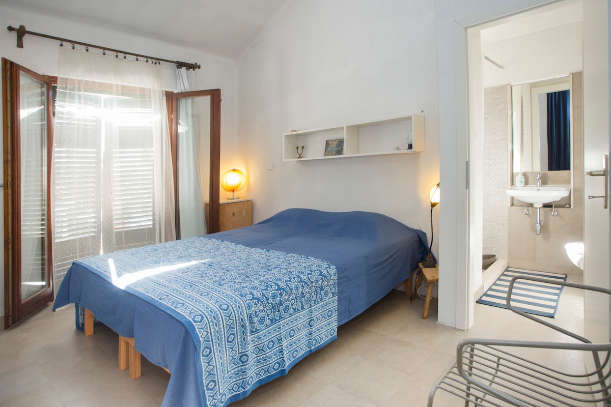 Стая 1 - Две единични легла (0,8 м), подредени според вашите предпочитания. 