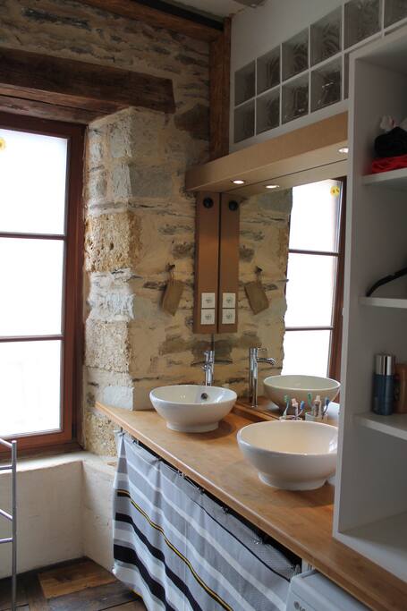Salle d'eau double vasque, grande douche,lave linge, sèche cheveux.