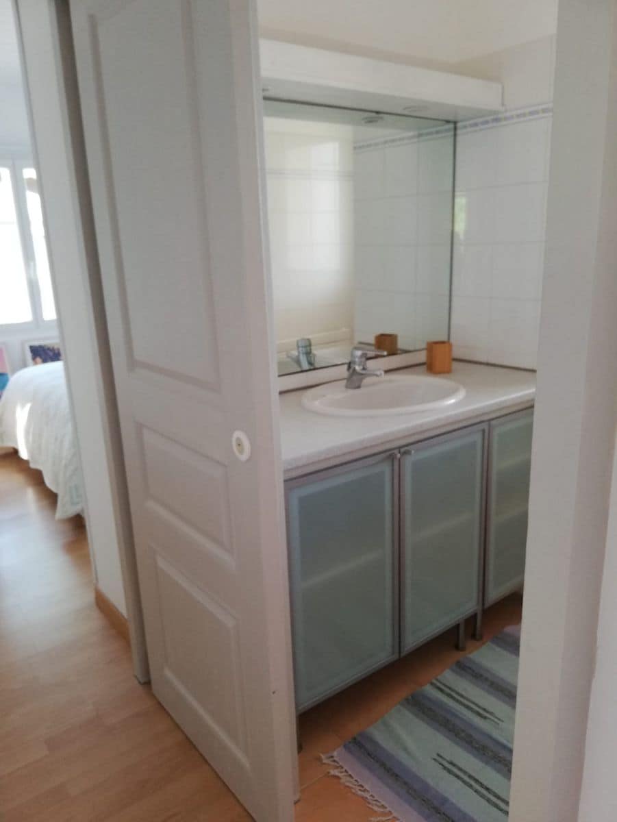 ห้องน้ำมีฝักบัวในห้องนอนที่ 2 อยู่ชั้นล่าง