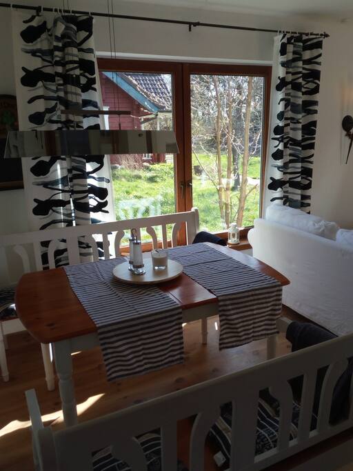 Essbereich mit Ausblick in den Garten