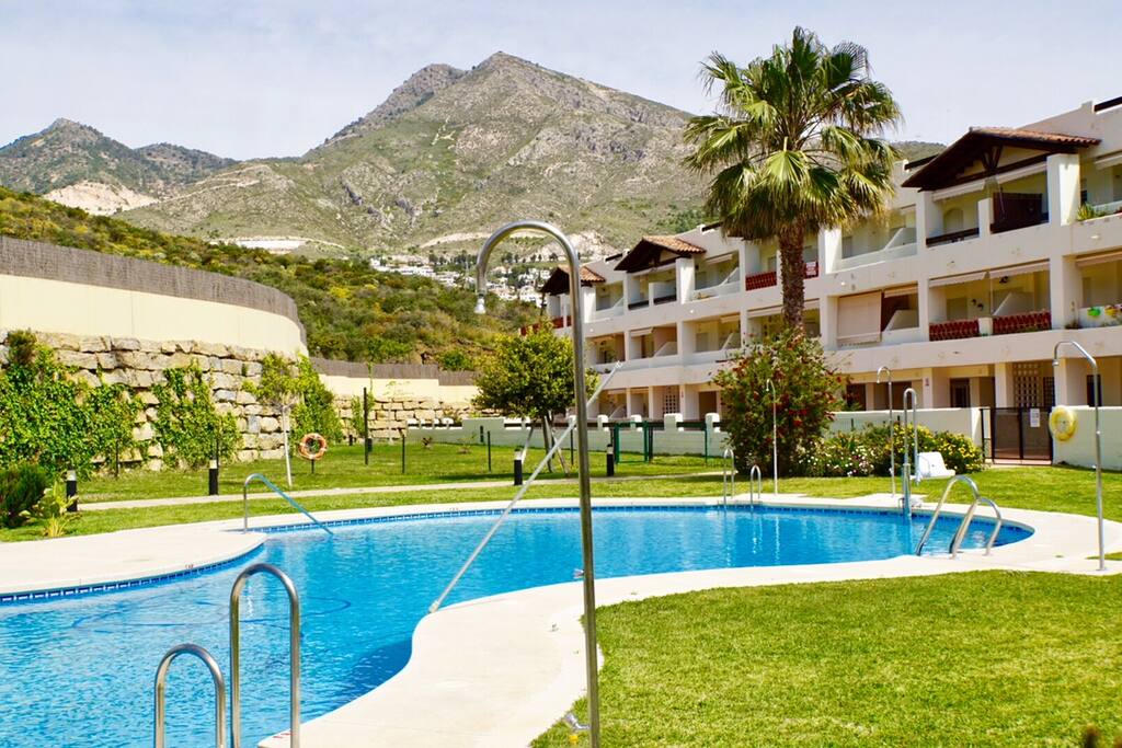 Jardines y gran piscina