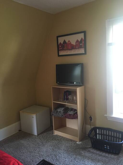 TV with Roku and Netflix. Filtered water and towels.