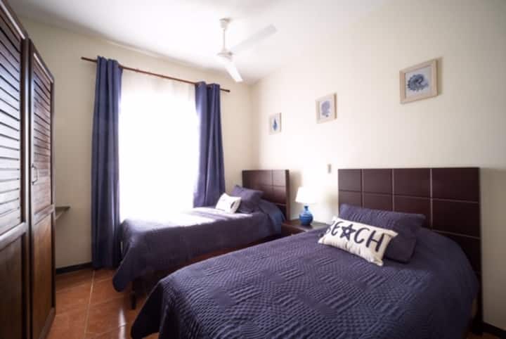 Спална соба бр.2 со брачни кревети (широки 125 - 149 см)