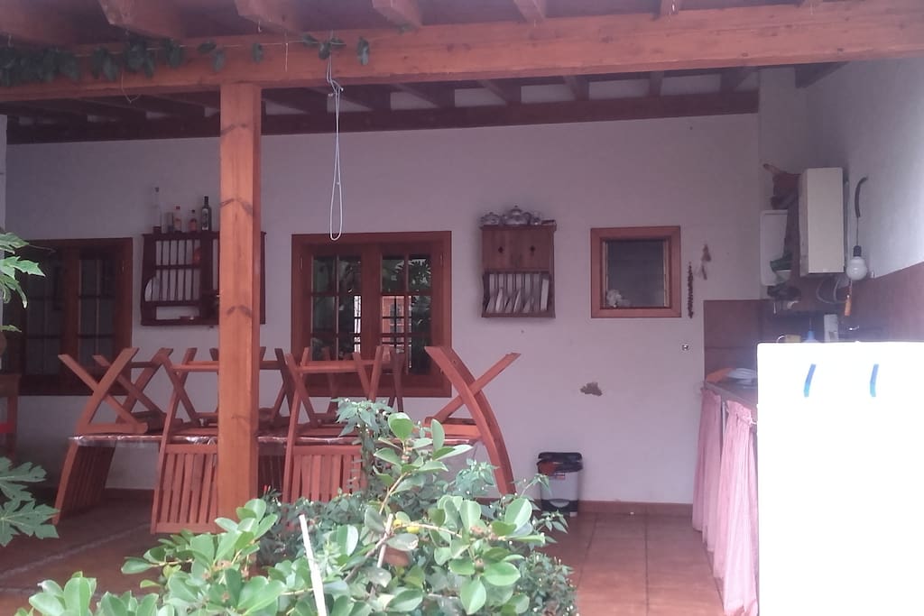 Cocina exterior con huerto.