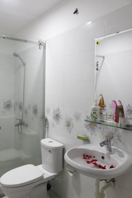 Vệ sinh sạch với phòng tắm. Nước nóng và khăn tắm đã sẵn sàng cho bạn