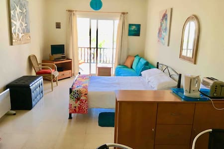 Superbly located studio apartment 200m from beach