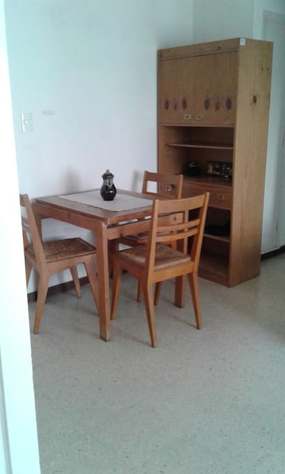 Mesa comedor para cuatro personas