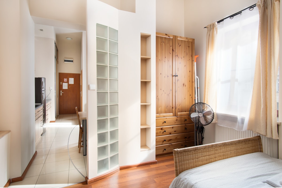 أماكن نوم دافئة وجذابة. مجهز بخزانة كبيرة وسرير مزدوج مريح وطاحونة هوائية