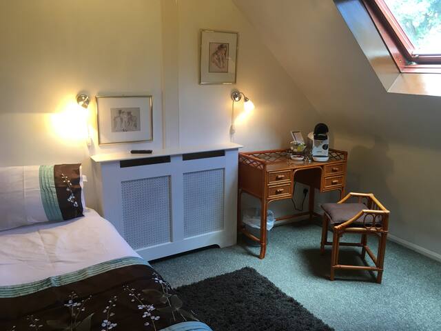 No. 3 - Smart en-suite single. Breakfast included!