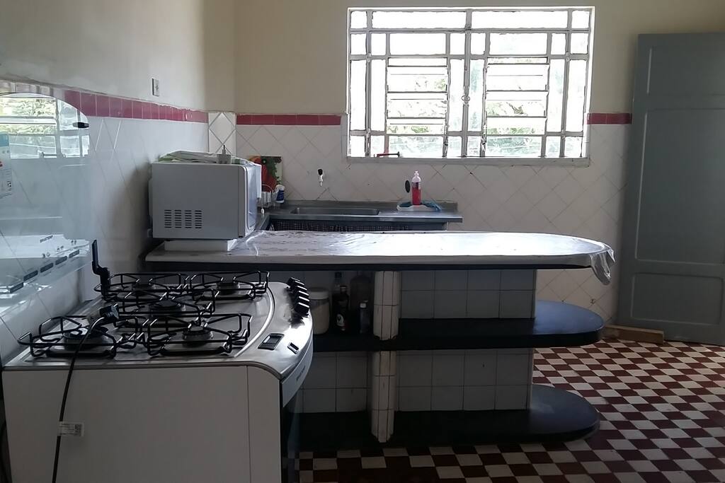 Cozinha espaçosa com Air-Fryer, micro-ondas, geladeria, Máquina de preparo rápido para arroz e e legumes. Armário com todos os utensílios para cozinha.