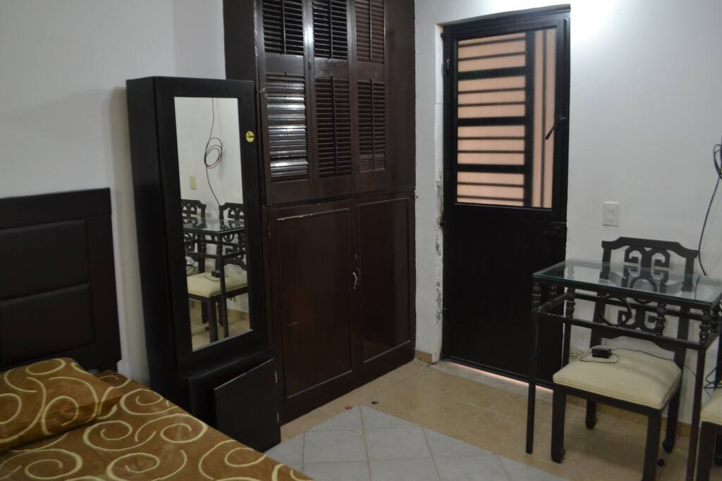 RECAMARA AMUEBLADA, BAÑO, REFRIGERADOR. MICRO, CLOSET, PEQUEÑA MESA CON 2 SILLAS, PARRILLA ELECTRICA, FERGADERO, CALENTADOR, AIRE LAVADO PORTATIL